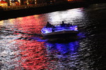 川を行く夜の遊覧船