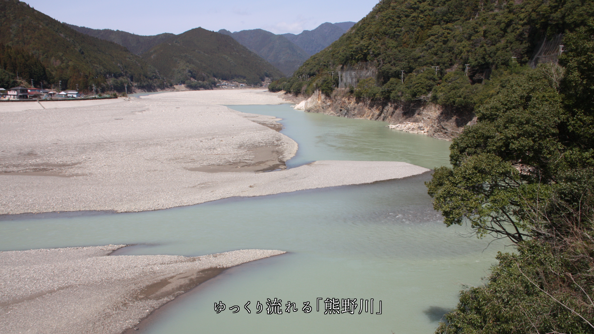 ゆっくりと流れる川、雲、霧 激しく流れる滝 自然は流れ動く
