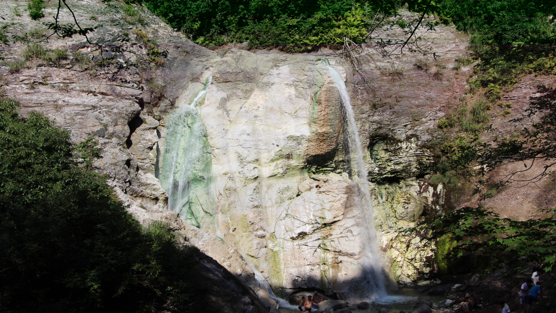 海が滝壺の滝、裏見の滝、温泉の滝、氷結した滝　滝は多彩です
