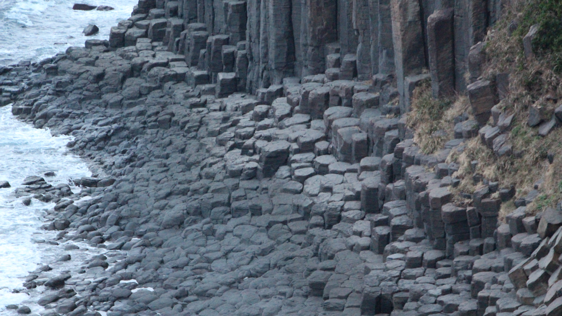 海岸の岩には、いろいろな表情がある　それぞれ個性がある