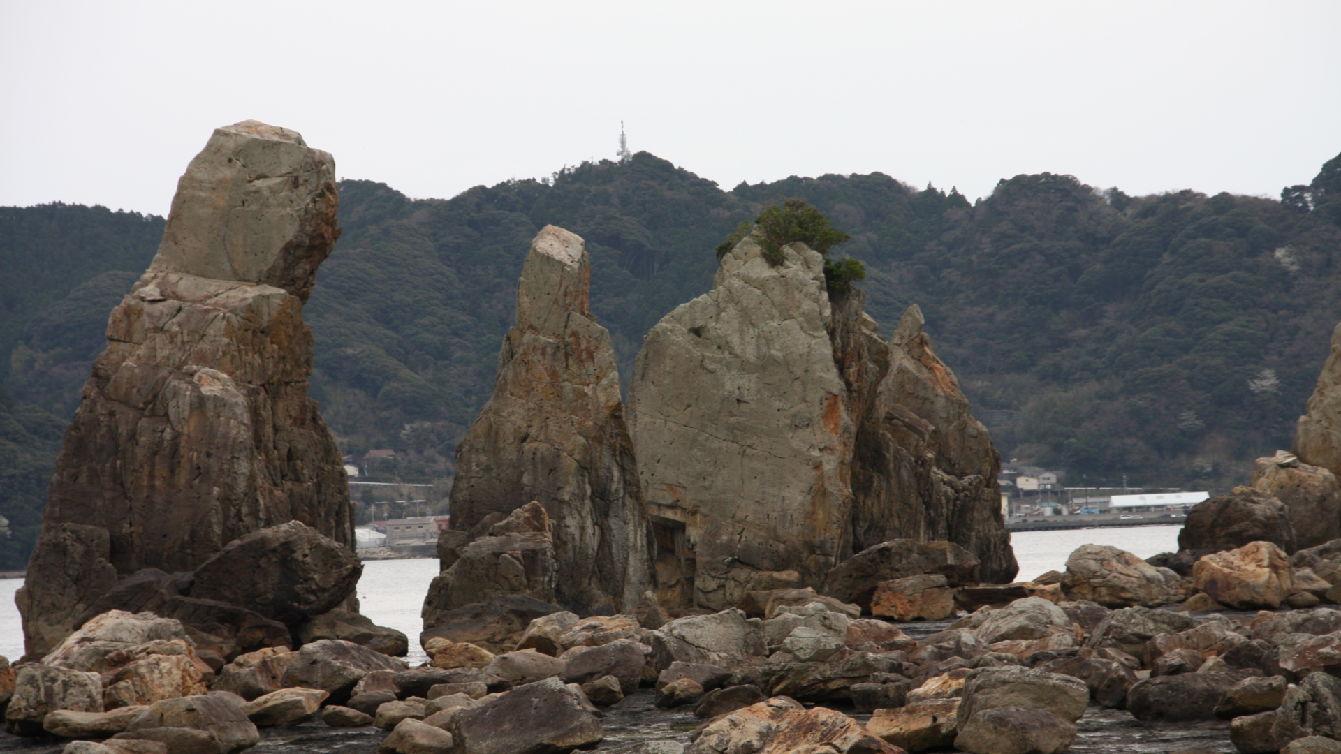 海岸の岩には、いろいろな表情がある　それぞれ個性がある