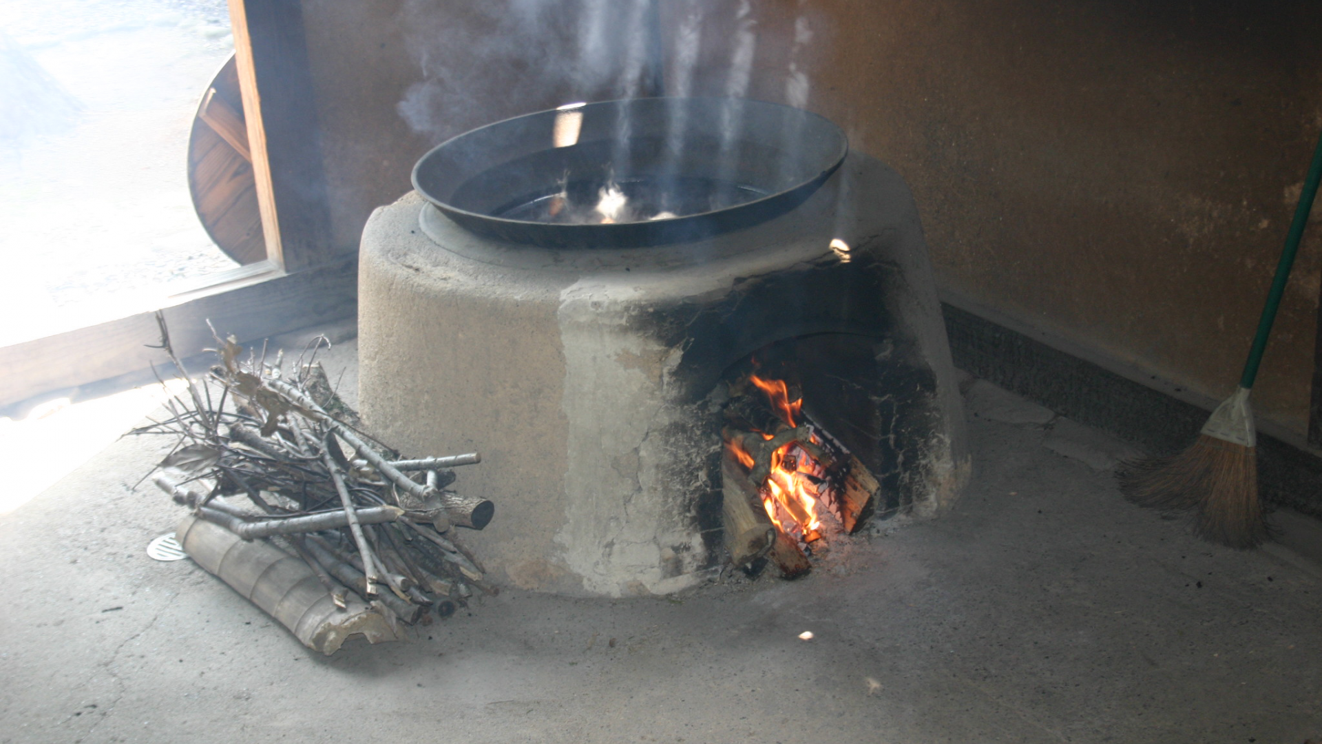 古い囲炉裏、屋台の練炭、かまど等の火と煙　残したい