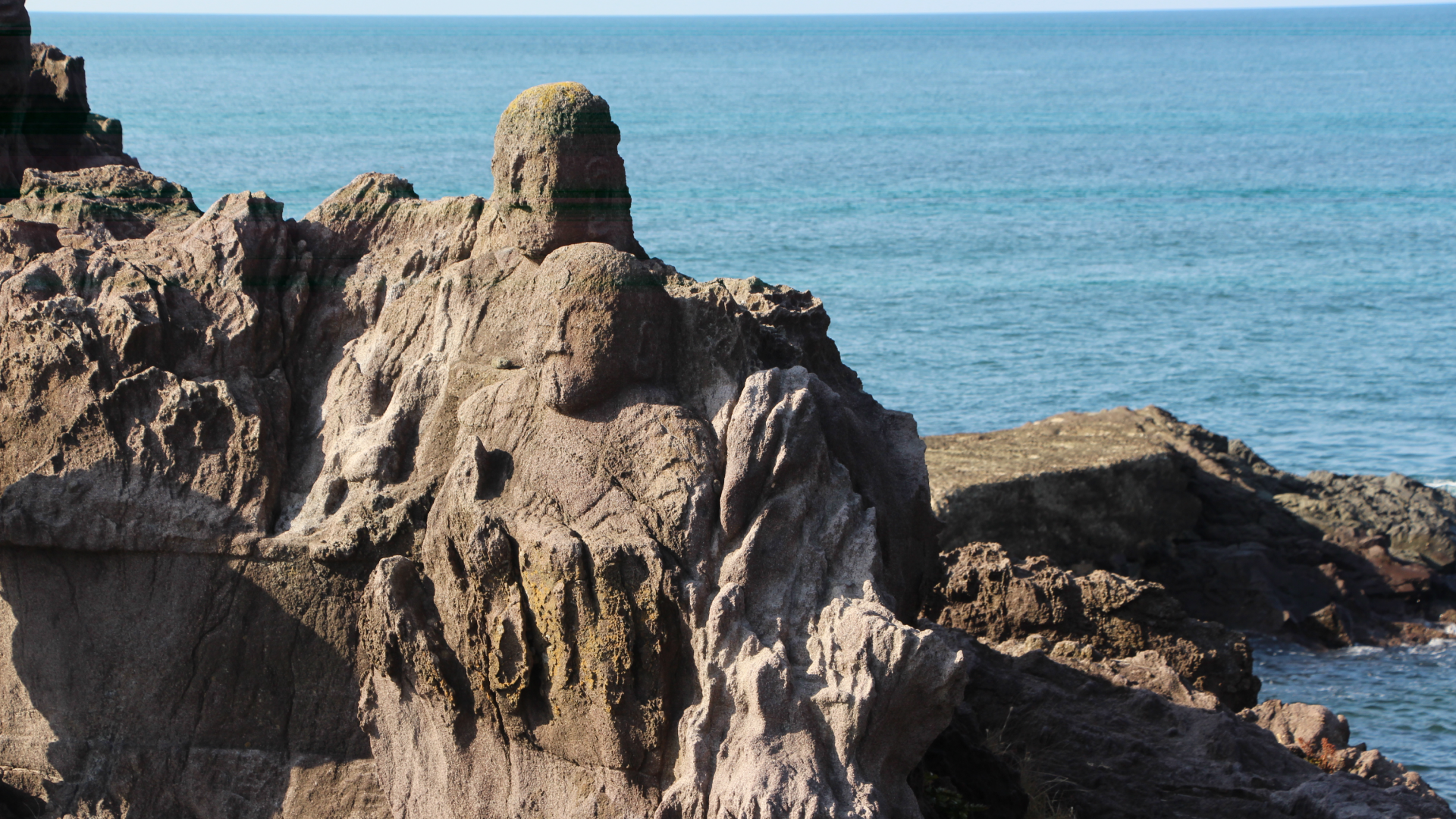 各地の磨崖仏　祈りは岩の背面にも　岩肌にも染みこんでいる