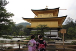 春の京都・金閣寺「金閣と着物姿の娘さん」